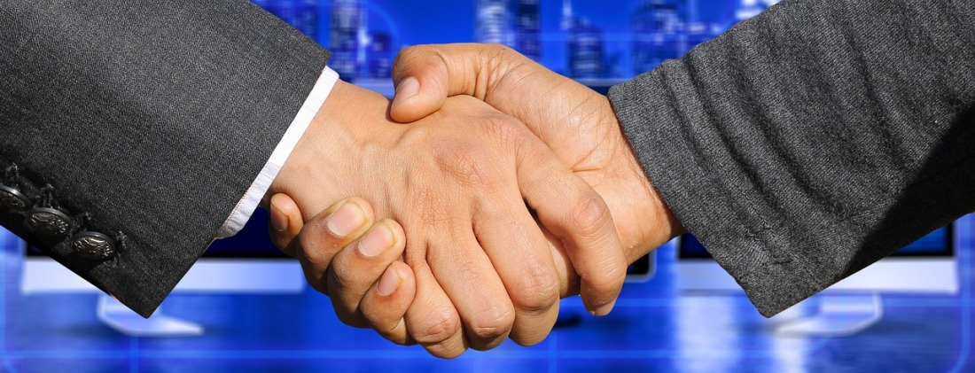 mains serr&eacute;es contrat partenariat
